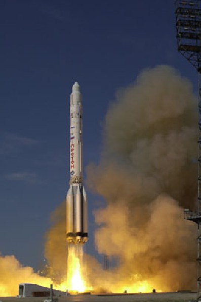 Российская ракета "Протон" выводит на орбиту модуль "Звезда"