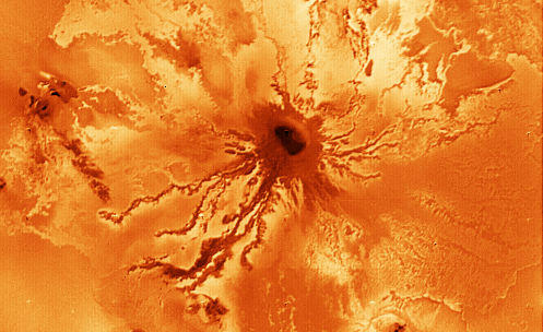 Vulkan na Io krupnym planom
