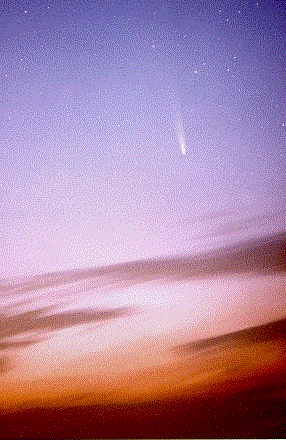 Solnce nadvigaetsya na kometu Hiyakutake