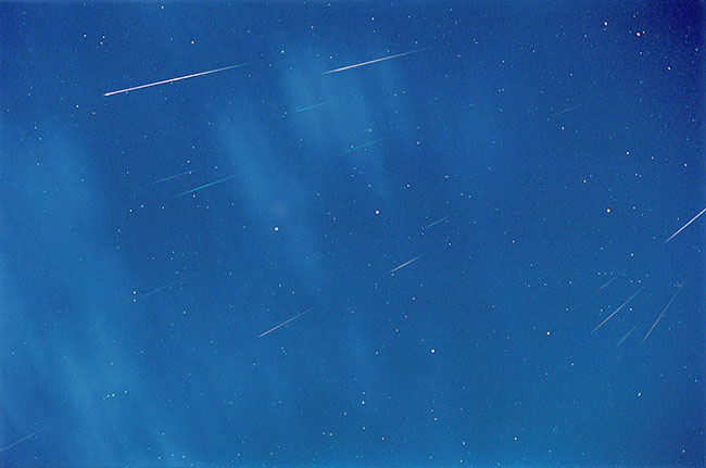 Метеоры среди звезд и облаков