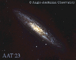 Спиральная галактика NGC 253 почти сбоку
