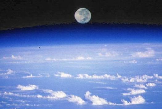 Восход Луны на планете Земля