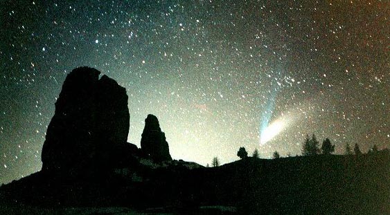 Комета Хейла-Боппа над горами Синкви Торри