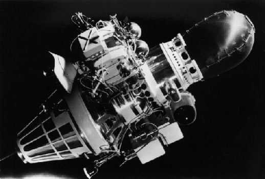 "Луна"-9: первый аппарат мягкой посадки