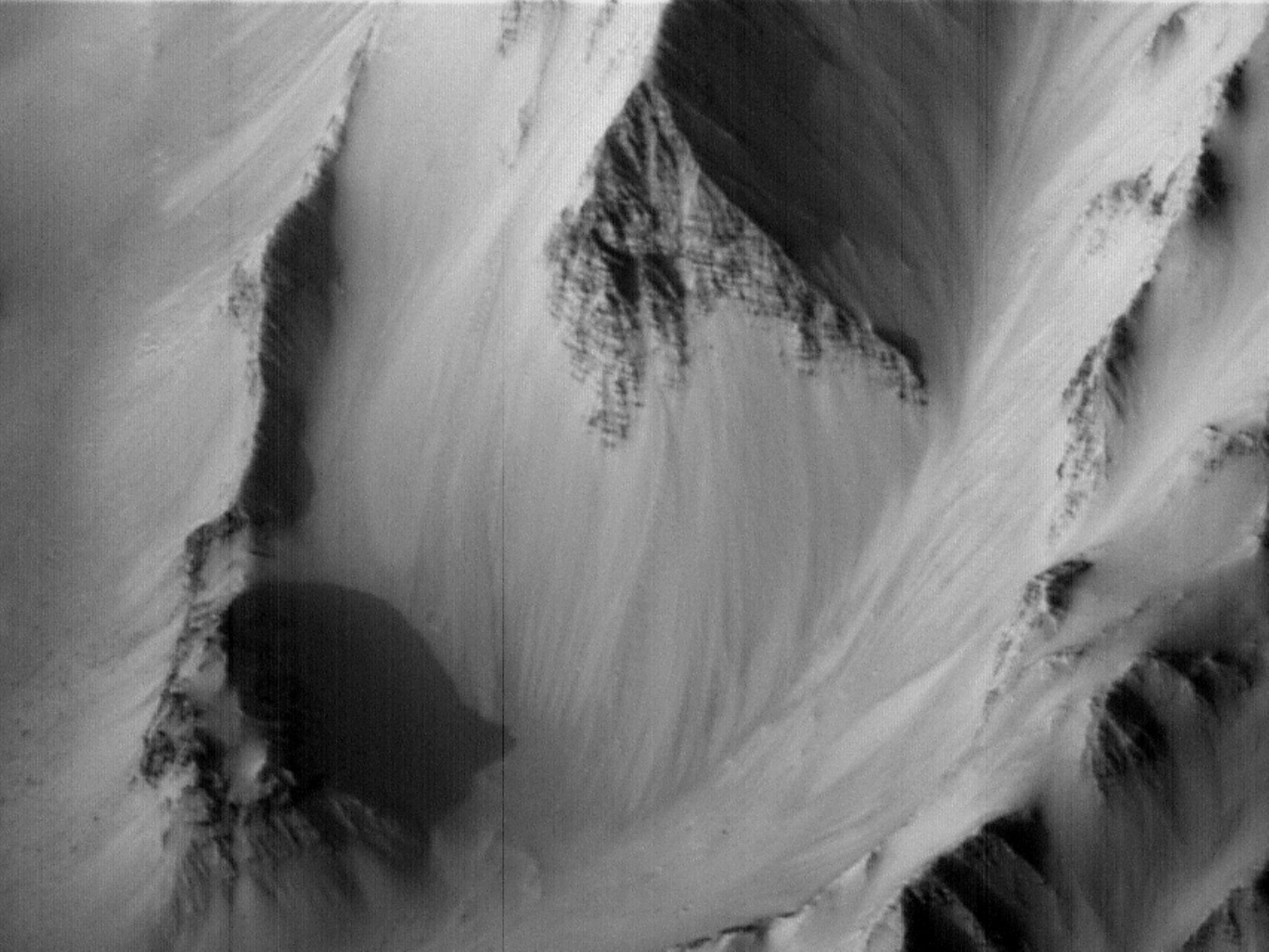 Марс: отвесные скалы подробно