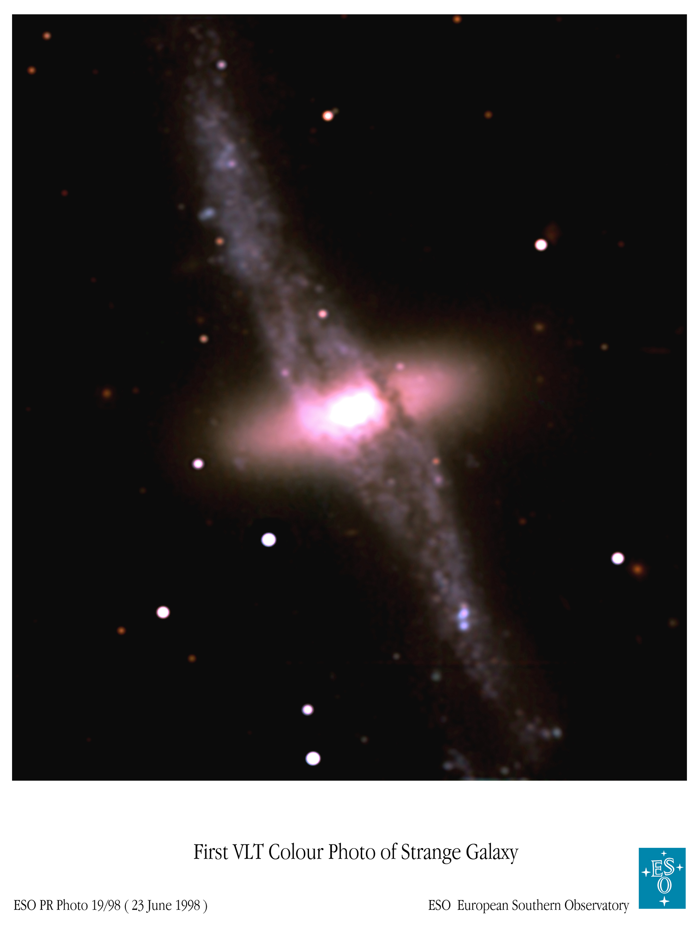 NGC 4650A: strannaya galaktika i temnaya materiya