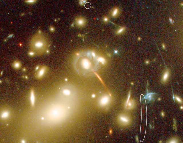 Самая далекая галактика в фокусе скопления галактик