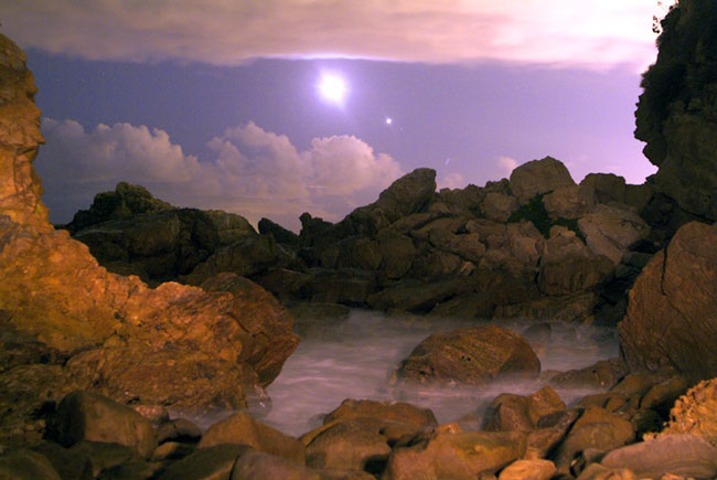 Луна и Венера над берегом Корона дель Мар