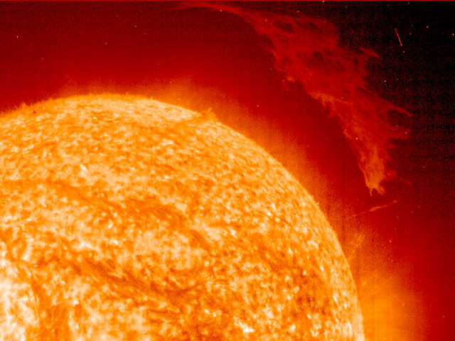 SOHO показывает выдающийся солнечный протуберанец