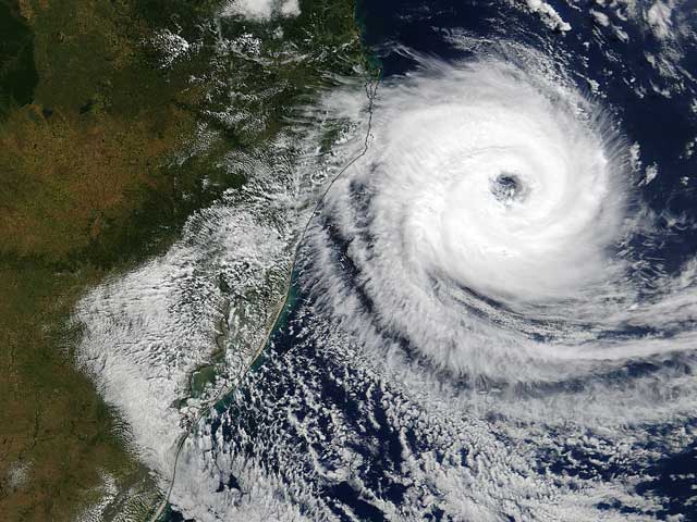 Необычно сильный циклон около побережья Бразилии