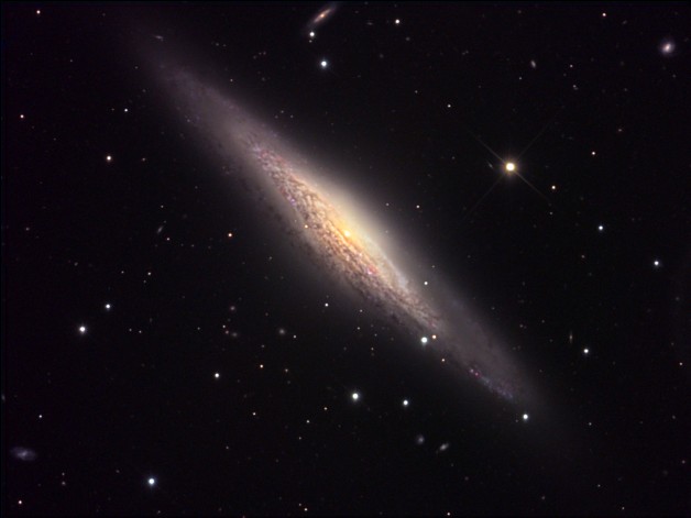 NGC 2683: Спиральная галактика с ребра