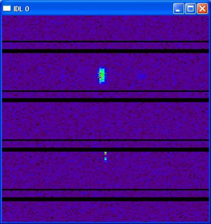 Радиолокационное     
обнаружение космических объектов методом 'бим-трек'. Время с 22:12:31 по     
22:16:41 23 июля 2004 (вертикальная ось), частота 247802,734 - 262451,172 Гц     
(горизонтальная ось). Черные полосы это разрывы между регистрируемыми     
блоками данных. Пятна - 'выбросы' сигнала - отождествлены со спутниками     
COSMOS 1961 и TELESAT-5. Передача зондирующих радиосигналов из     
