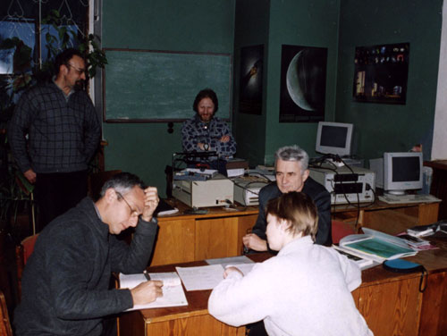Слева направо:     
Александр Антипенко, Джино Туккари, Владимир Языков, Мария Нечаева, Николай     
Дугин. Обсуждение проблем корреляционной обработки. На заднем плане виден     
собранный стенд для испытания терминалов РСДБ-регистрации NRTV.
