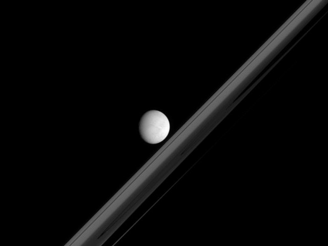 Спутник и кольца Сатурна