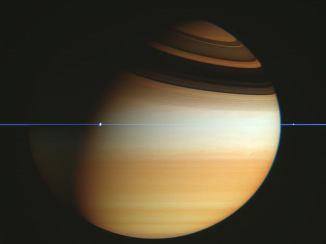 Космический аппарат Кассини пересекает плоскость колец Сатурна