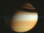 Kosmicheskii apparat Kassini peresekaet ploskost' kolec Saturna