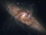 NGC 3314: kogda galaktiki perekryvayutsya
