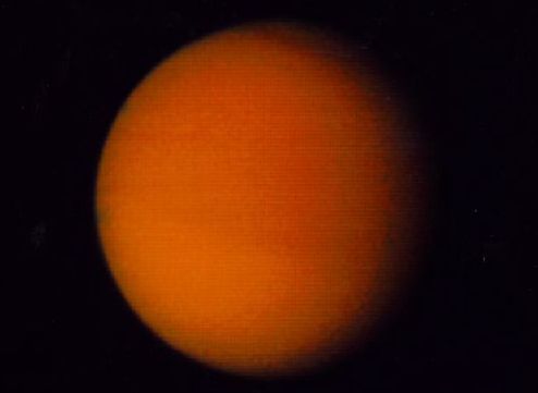 Титан - окутанная туманом луна Сатурна