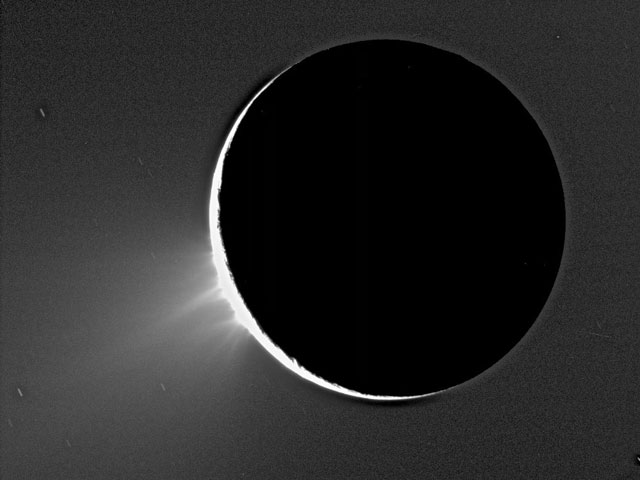 Ледяные фонтаны открыты на спутнике Сатурна Энцеладе