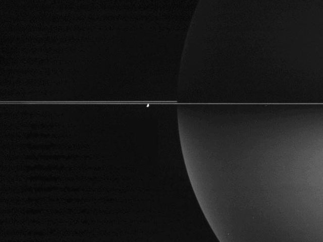Тонкие кольца Сатурна в поляризованном свете