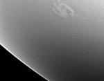 Освещенный кольцами ураган на Сатурне