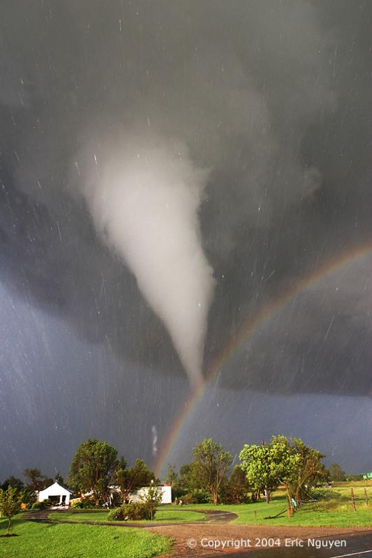 Торнадо и радуга в Канзасе