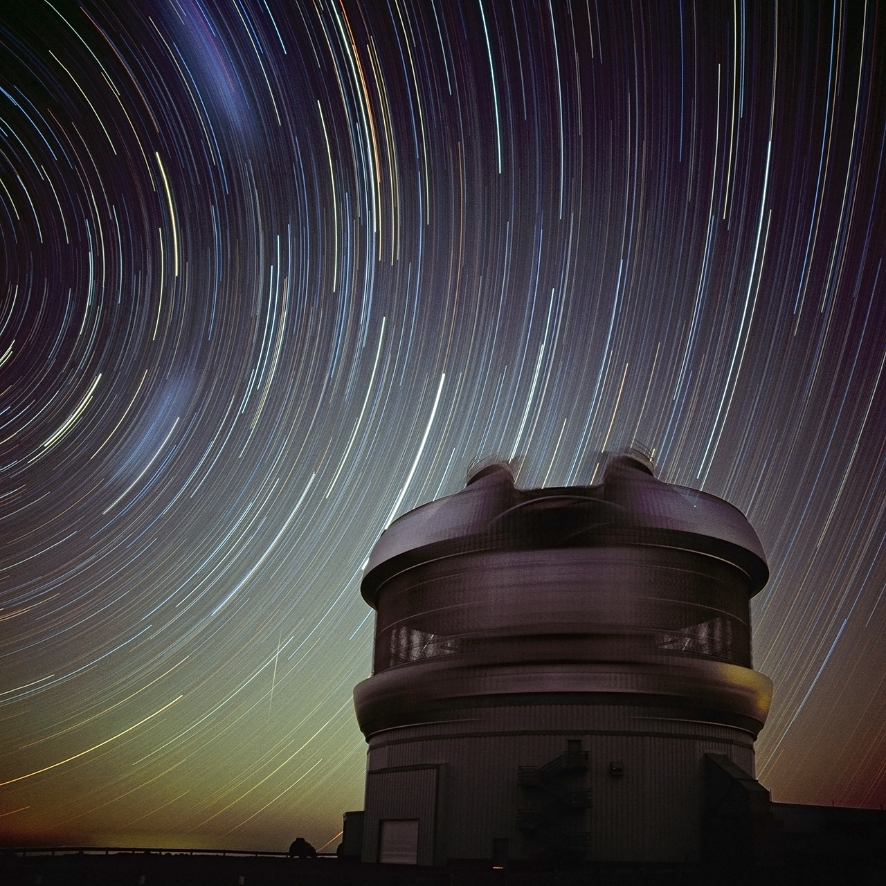 Следы звезд над телескопом Джемини-Юг