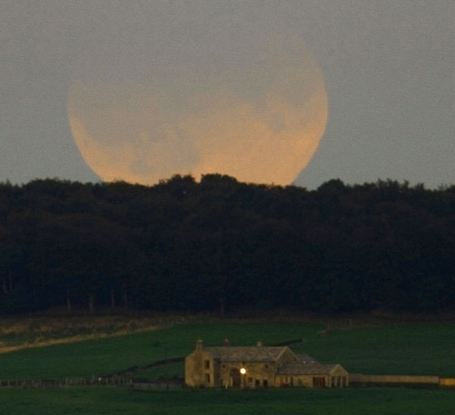Луна восходит над Англией во время затмения