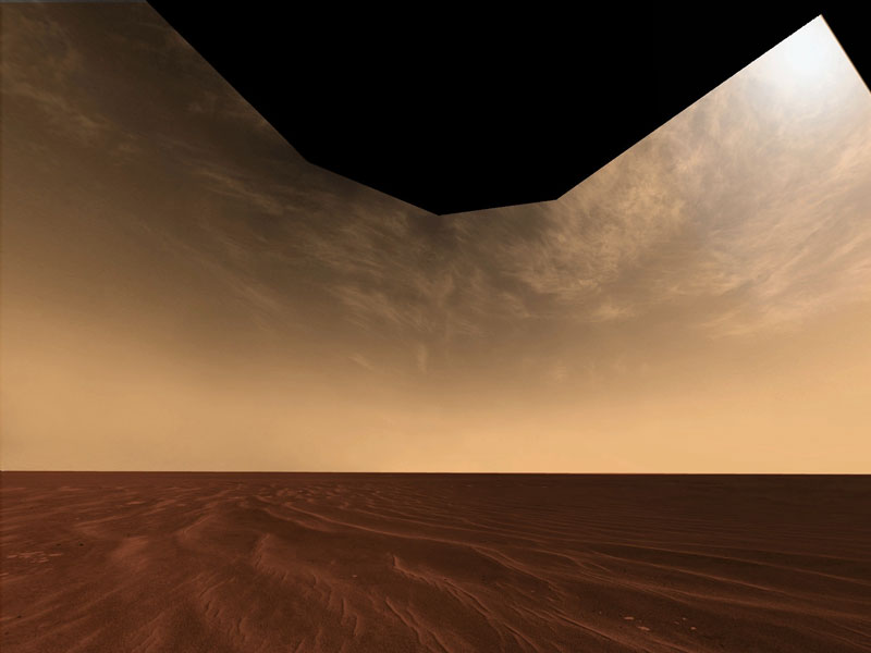Облака и песок на марсианском горизонте