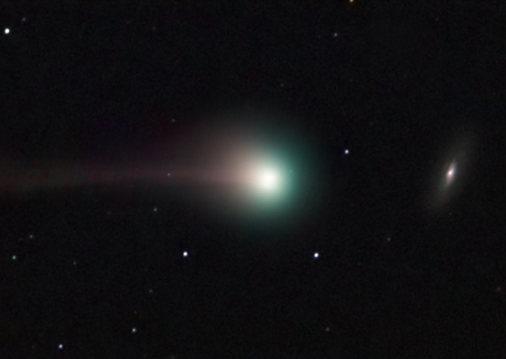 Комета SWAN встречается с галактикой