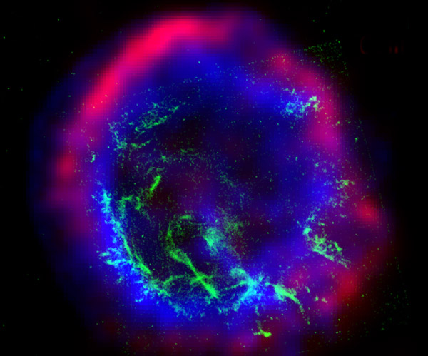 Остаток сверхновой E0102-72 на радиоволнах и в рентгеновских лучах
