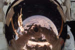 Отражение Земли в шлеме астронавта