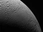 На высоте в тридцать тысяч километров над Энцеладом