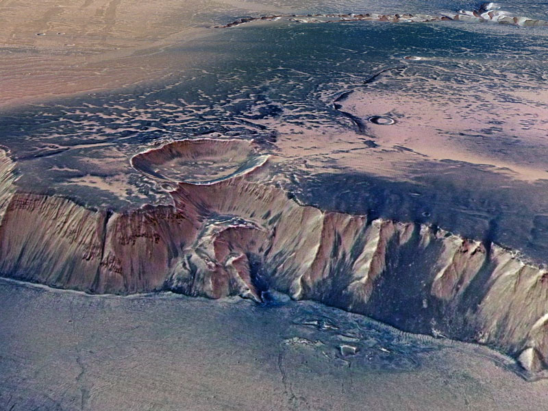 Высокие обрывы вокруг каньона Эхус на Марсе