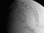 Kassini proletaet skvoz' ledyanye geizery Encelada