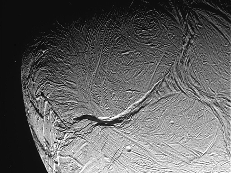 "Tigrovye polosy" na Encelade: vid s Kassini