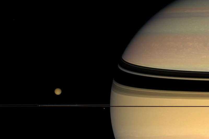 Sputniki, kol'ca i neozhidannye cveta Saturna