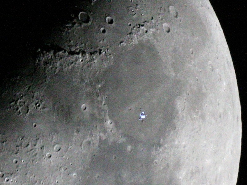 Космическая станция перед Луной