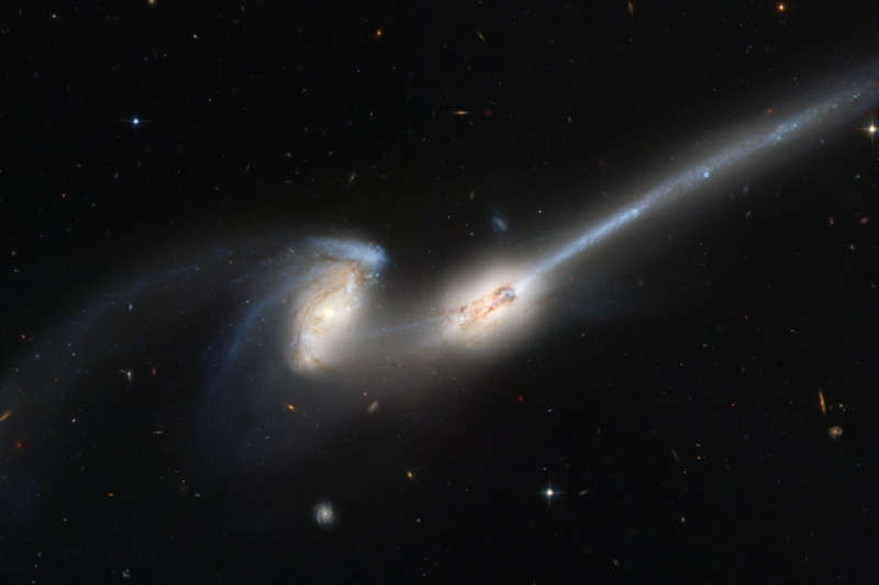 NGC 4676: когда мышки сталкиваются