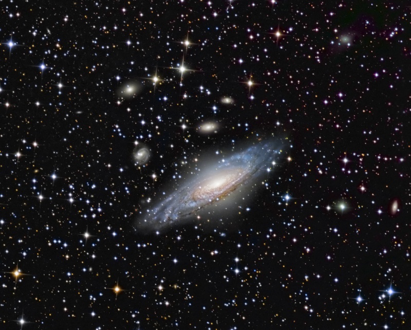 Галактика NGC 7331 и то, что за ней
