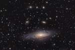 Galaktika NGC 7331 i to, chto za nei