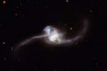 NGC 2623: sliyanie galaktik v kosmicheskii teleskop Habbla
