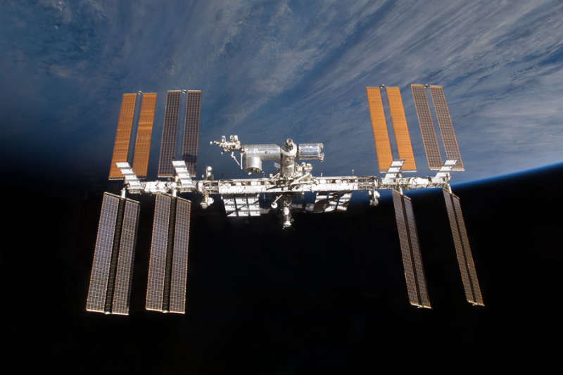 Международная космическая станция над горизонтом