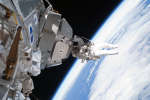 Астронавт устанавливает панорамное окно в космос