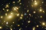 Скопление галактик Эйбл 2218: гравитационная линза