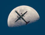 Самолёт на фоне Луны