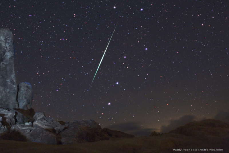 Meteor v nebe nad pustynei