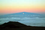 Восход Луны сквозь тень Мауна Кеа