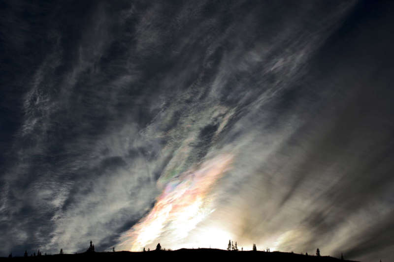 Raduzhnye oblaka nad trassoi Vershina mira