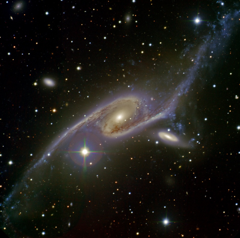 Гигантская галактика NGC 6872